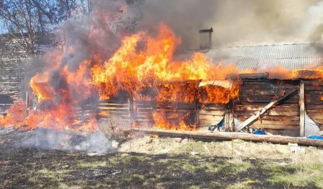 Gümüşhane’deki yangında samanlık alevler içerisinde kaldı