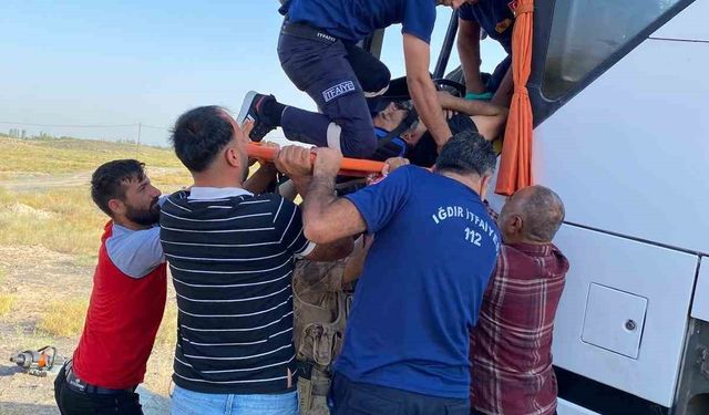 Gürcistan plakalı otobüs Iğdır’da şarampole yuvarlandı: 2 yaralı