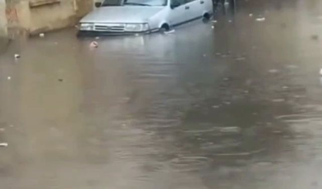 İstanbul’da sağanak yağış etkili oldu, yollar göle döndü