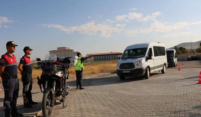 Jandarma ekipleri öğrenci servis araçlarını denetledi