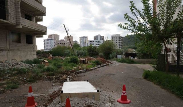 Kanalizasyon kokusunu önlemek için rögarı baza ile kapattılar