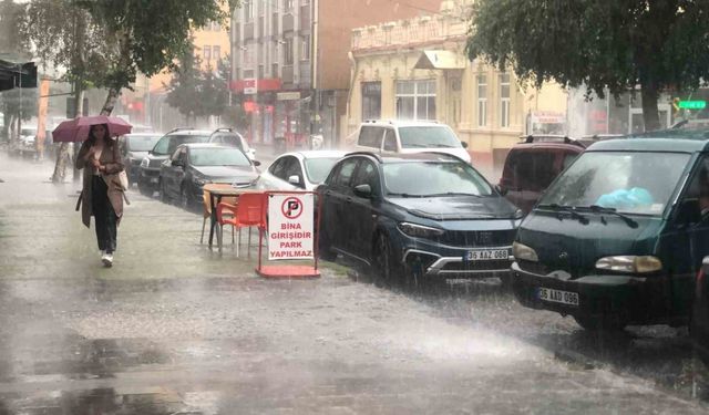 Kars’ta sağanak yağmur: Caddeler göle döndü