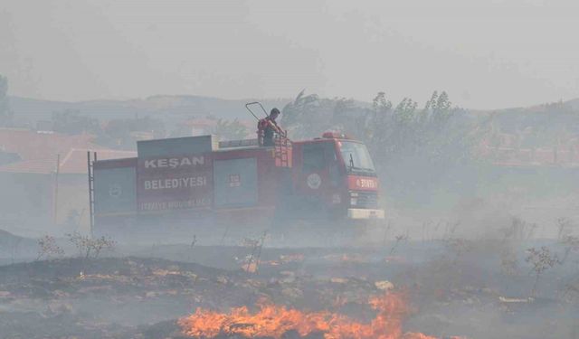 Keşan’da evlere yaklaşan yangın mahalleliyi korkuttu