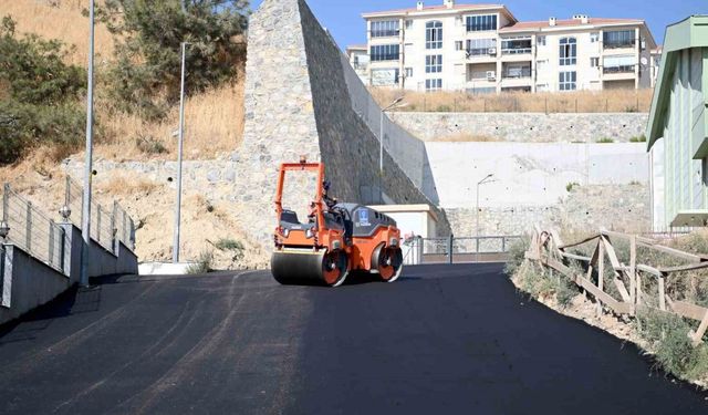 Kuşadası’nda yol yenileme çalışmaları sürüyor