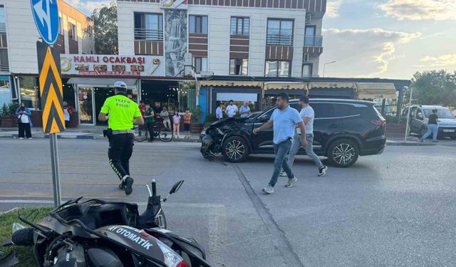 Manisa’da motosiklet ile cipin çarpışma anı kamerada: 2 yaralı