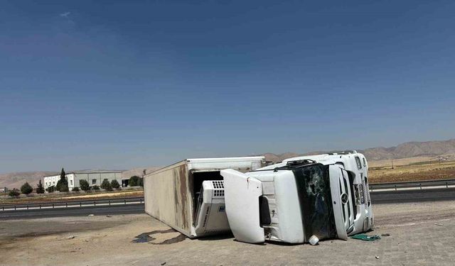 Mardin’de kontrolden çıkan tır devrildi: 2 yaralı