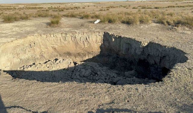 Merada oluşan 4 metre genişliğindeki obruk bölge sakinlerini endişelendirdi