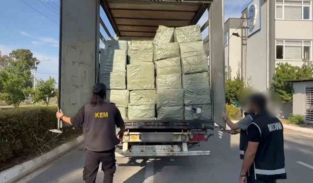 Mersin’de Çin’den Suriye’ye giden 65 milyon lira değerinde 15 ton kaçak sigara kağıdı ele geçirildi