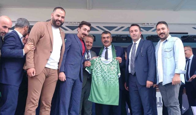 Milli Eğitim Bakanı Tekin’e Tortumspor forması