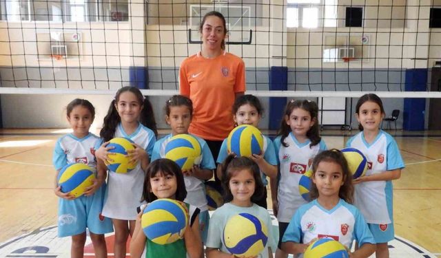 Minik voleybol yıldızları Kepez’de yetişiyor