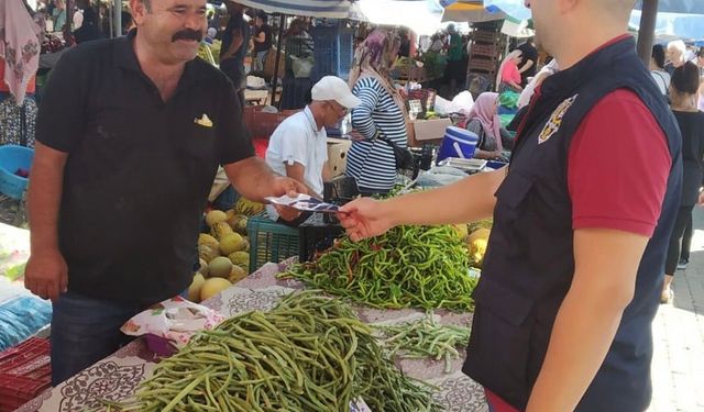 Selçuk Polisi pazarda vatandaşları dolandırıcılık yöntemlerine karşı bilgilendirdi