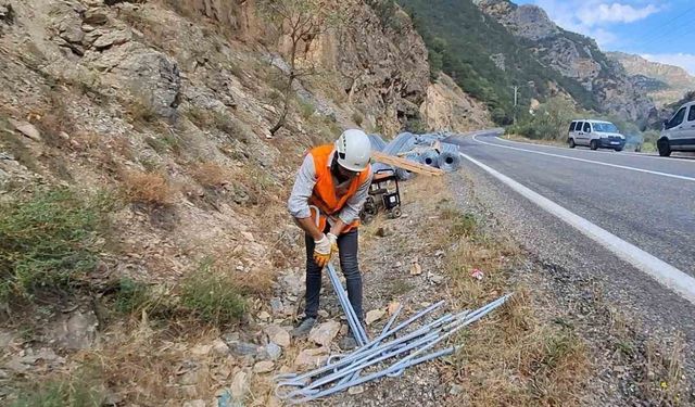 Sık sık kaya düşmeleri yaşanan yola çelik halatlar çekilmeye başlandı