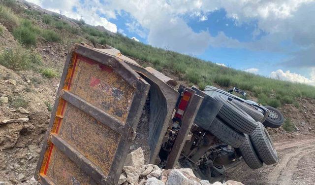 Yükü ağır gelen kamyon yan yattı: Sürücü ölümden döndü