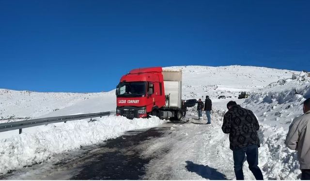 Artvin’de kar yağışı sürücülere zor anlar yaşattı