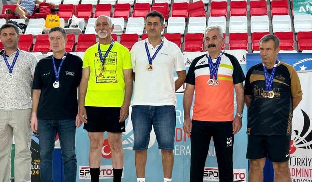 Badminton sporcusu öğretim üyesinden 2 altın madalya başarısı