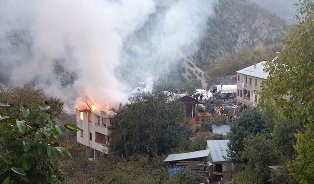 Gümüşhane’de bacadan çıkan yangında binanın iki katı hasar gördü