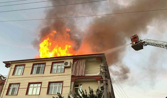 Karaman’da binanın çatısı alev topuna döndü, mahalleli sokağa döküldü