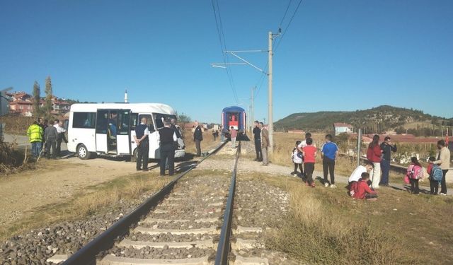 Tavşanlı’da öğrenci servisi trenin arka vagonuna çarptı