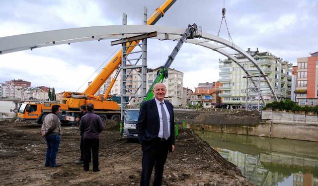 Terme’de yaya köprüsünün montajına başladı