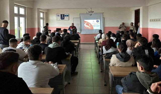 Üniversite öğrencilerine jandarmadan bilgilendirme