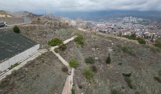 Yolu olmayan mezarlığa dürbünle ziyaret