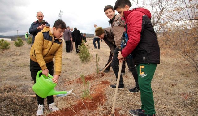 Beyşehir’de öğretmenler için fidanlar toprakla buluşturuldu