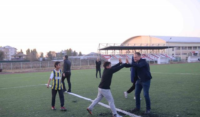 Bulanık Kaymakamı Koşansu, çocuklarla futbol oynadı