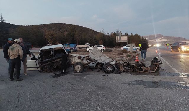 Burdur feci kaza: 6 kişi yaralandı, Tofaş otomobil ikiye bölündü