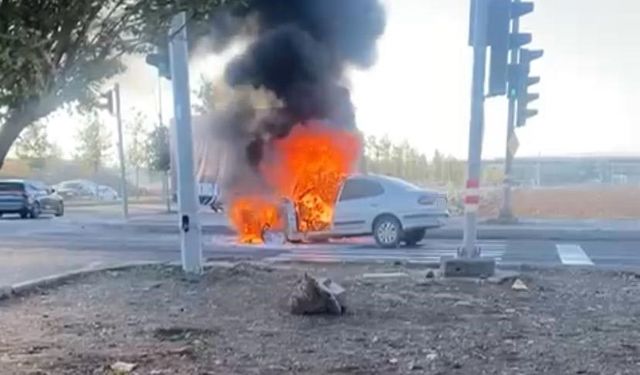 Diyarbakır’da seyir halindeki otomobil alev topuna döndü