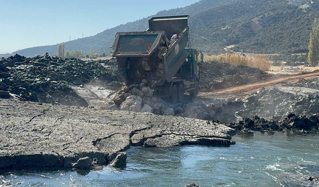 Eğirdir Gölü’nde oluşan düdenler iş makineleriyle kapatılıyor