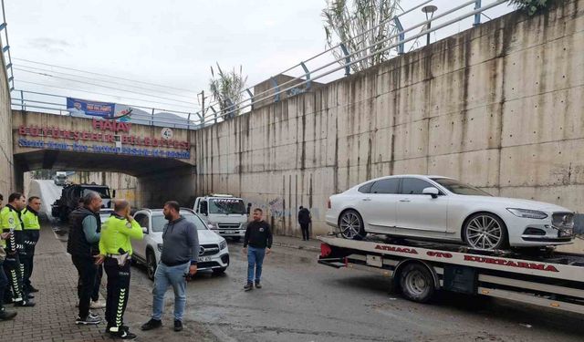 Göle dönen alt geçitte mahsur kalan 2 araç suyun çekilmesiyle kurtarıldı