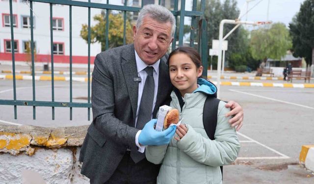 Güzelbahçe Belediyesi her gün bin 500 öğrenciye süt ve poğaça dağıtacak