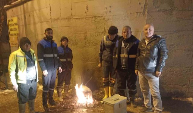 Hakkari Belediyesi Su ve Arıza ekipleri zorlu kış şartlarına meydan okuyor