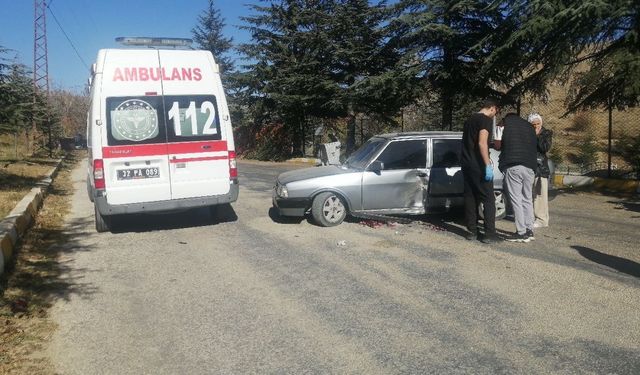 Isparta’da otomobil motosikletle çarpıştı: 1 yaralı