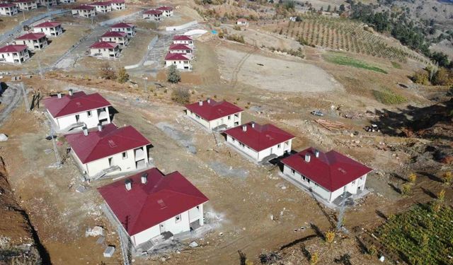 Kahramanmaraş’ta dev kayaların tahrip ettiği köyde deprem konutları yükseliyor