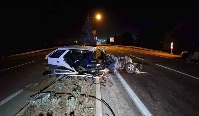 Karaman’da otobüsü sollamak isteyen otomobil refüjdeki ağaçlara çarptı: 2’si çocuk 4 yaralı