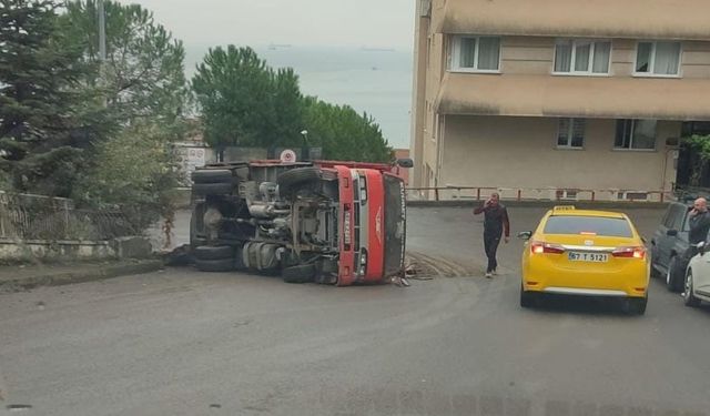 Kontrolden çıkan nakliye kamyonu devrildi