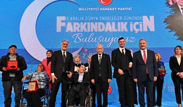 MHP Genel Başkanı Bahçeli, engelli bireylerin anne ve babasının elini öptü