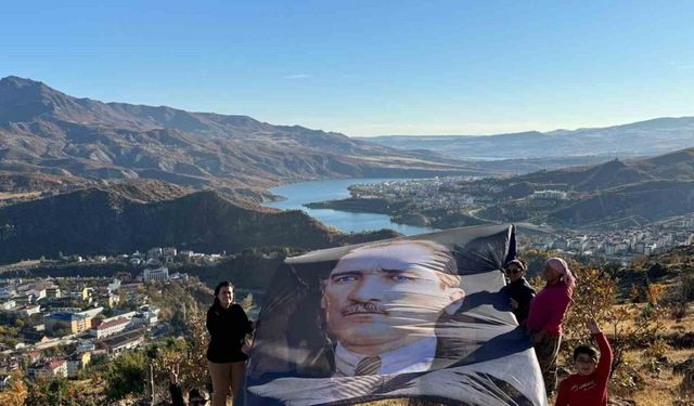 MHP Tunceli’de dev posterle Atatürk’ü andı