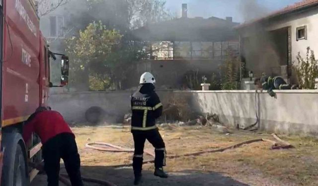 Müstakil evin bodrumunda çıkan yangın korkuttu