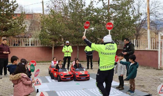 Oltu’da öğrenciler, yapay pistte trafik kurallarını öğrendi