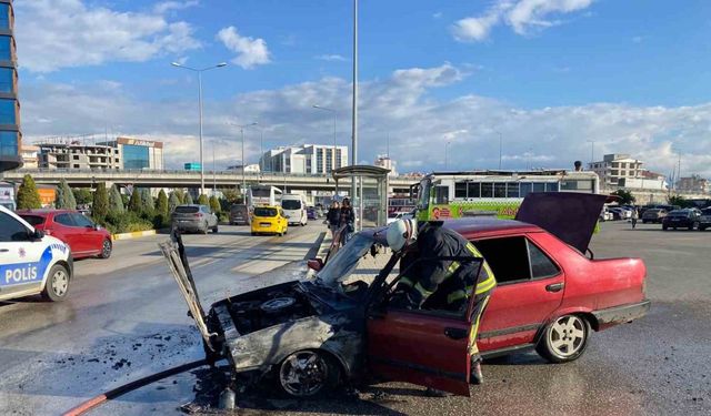 Otopark çıkışında alev alan otomobil kullanılamaz hale geldi