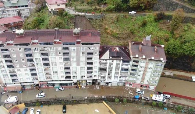 Rize’de heyelan nedeniyle tahliye edilen apartman sakinlerinin bekleyişi sürüyor