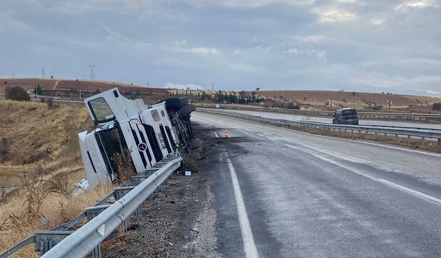 Tır kayganlaşan yolda devrildi