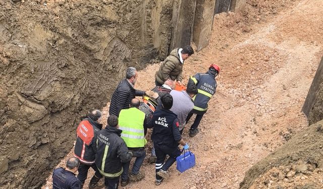 Toprak altında kalan işçiyi kurtarmak için itfaiye erleri zamanla yarıştı