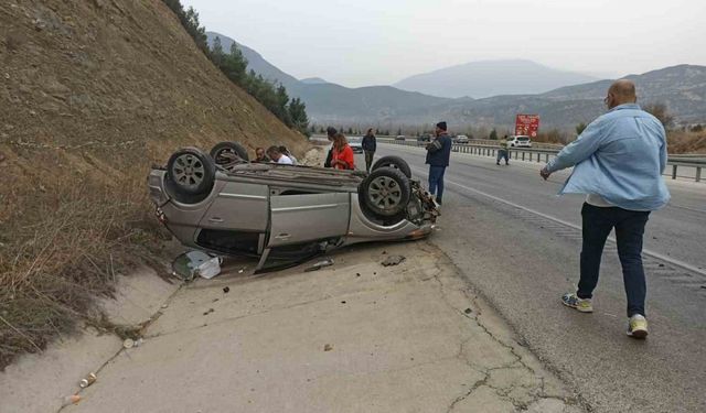 Yağmurlu havada kontrolden çıkan otomobil takla attı: 2 yaralı