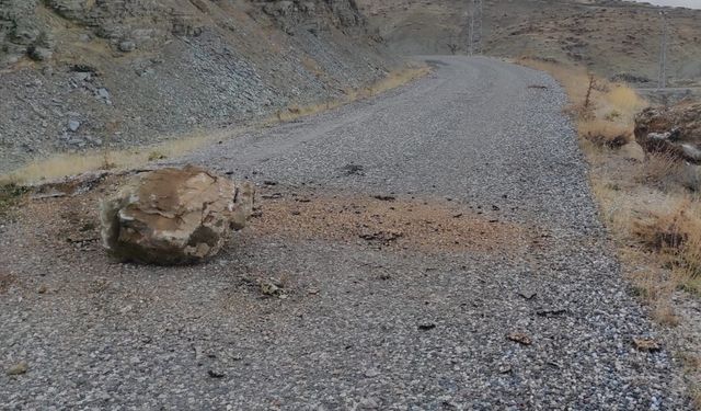 Yola düşen kaya parçaları tepkilere neden oluyor