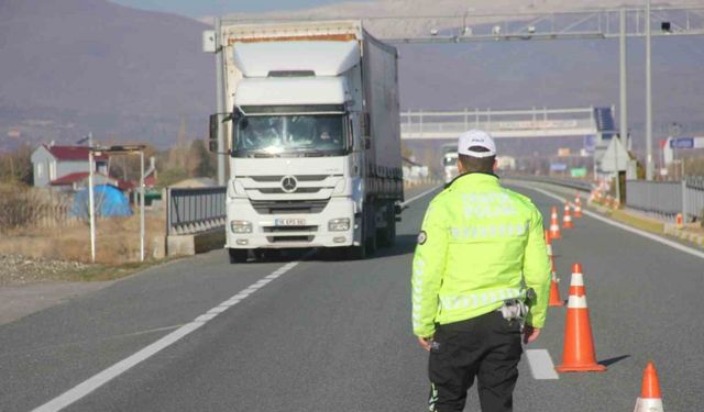 Erzincan’da trafik ekiplerinden zorunlu kış lastiği denetimi