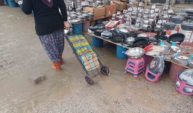 Köşk halkı çamur içinde alışverişten kurtulmak için Belediye Başkanı Güler’e seslendi