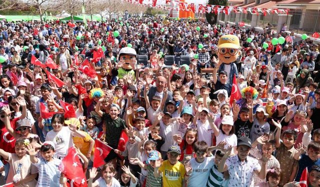 80 Binde Devr-i Alem Parkı’nda 23 Nisan coşkusu